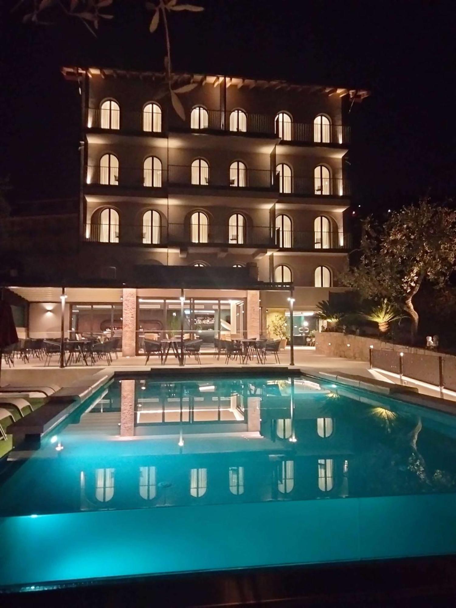 Hotel Ristorante Al Caminetto Worldhotels Crafted Adults Only Torri Del Benaco Exterior foto