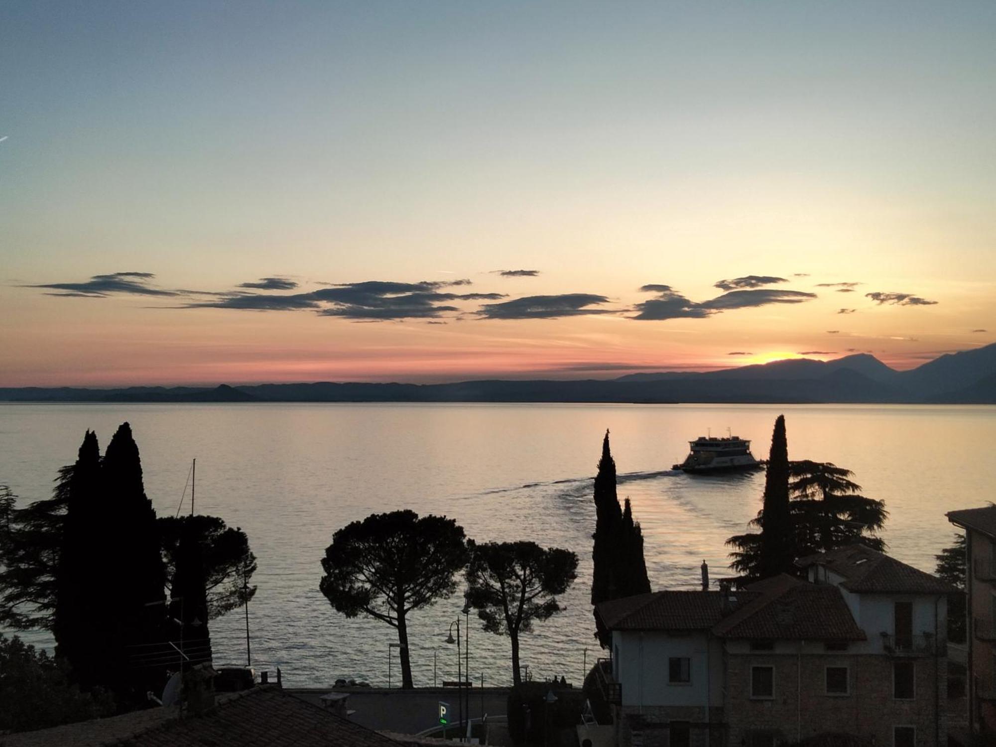 Hotel Ristorante Al Caminetto Worldhotels Crafted Adults Only Torri Del Benaco Exterior foto
